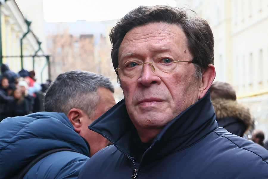 Актер Георгий Мартиросян после церемонии прощания с&nbsp;актером Валерием Гаркалиным у&nbsp;здания Учебного театра ГИТИСа, 23&nbsp;ноября 2021&nbsp;года