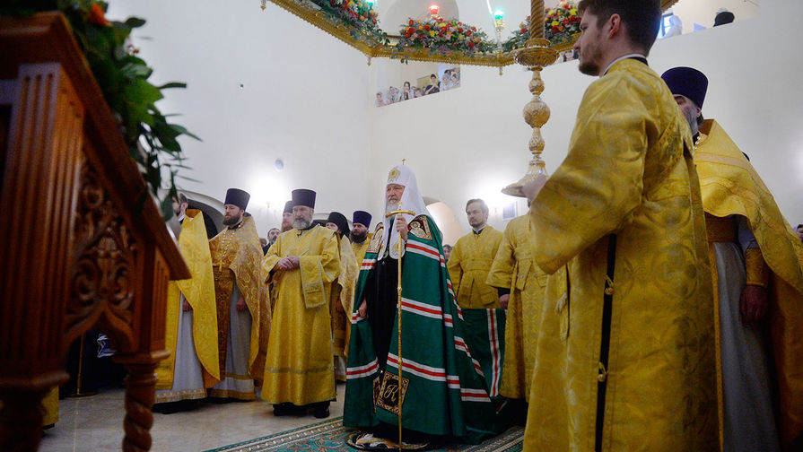 Патриарх Московский и всея Руси Кирилл (в центре) на церемонии освящения храма святого благоверного князя Александра Невского при Московском государственном институте международных отношений (МГИМО) МИД России