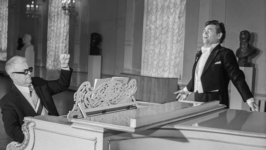 Александр Ведерников и композитор Георгий Свиридов во время репетиции, 1976 год