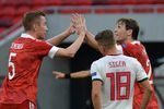 Игроки сборной России Андрей Семенов и Марио Фернандес радуются забитому мячу в матче 2-го тура Лиги наций УЕФА между сборными Венгрии и России, 6 сентября 2020 года