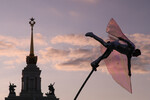 Аниматор во время празднования выпускного на ВДНХ, 27 июня 2025 года