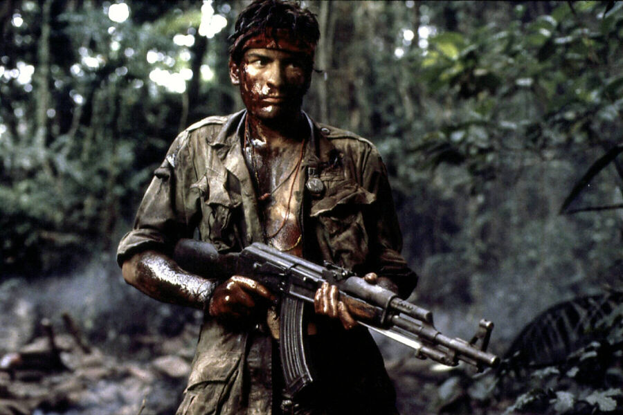 Актер Чарли Шин в&nbsp;фильме <b>«Взвод» (1986)</b><br>
Еще в&nbsp;1979 году Чарли Шин мелькнул на&nbsp;экране в&nbsp;фильме Фрэнсиса Форда Копполы о&nbsp;Вьетнамской войне «Апокалипсис сегодня», где его отец Мартин Шин исполнил одну из&nbsp;главных ролей. Тогда младший Шин не был указан даже в&nbsp;титрах.
<br>
Через&nbsp;несколько лет уже сам Чарли Шин сыграл одного из&nbsp;центральных персонажей картины о&nbsp;войне во Вьетнаме: во «Взводе» Оливера Стоуна он исполнил роль сержанта Криса Тейлора, добровольца, который бросил учебу в&nbsp;колледже и отправился воевать.

