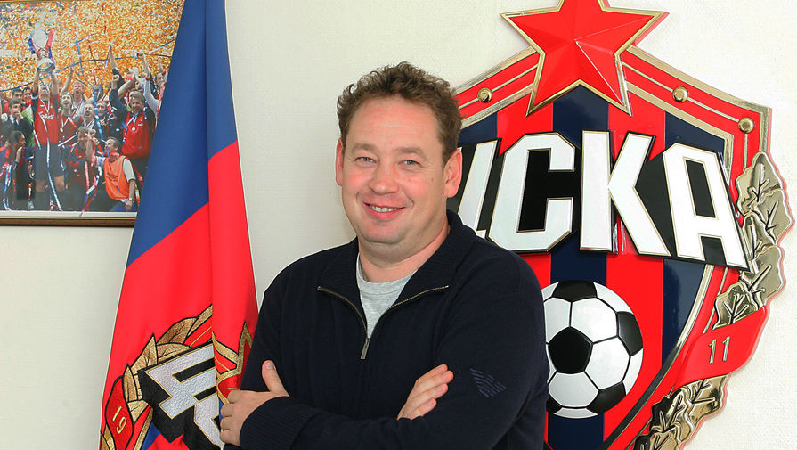 Главный тренер ЦСКА Леонид Слуцкий в&nbsp;офисе команды после подписания контракта с&nbsp;армейцами в&nbsp;2009 году
