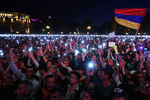 Сторонники армянского оппозиционного политика Никола Пашиняна во время митинга в центре Еревана, 1 мая 2018 года