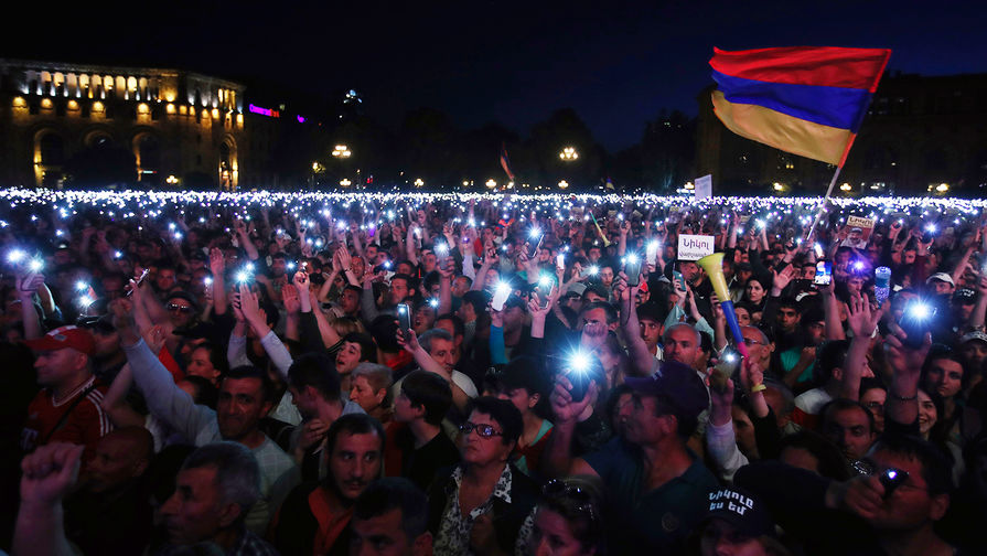 Сторонники армянского оппозиционного политика Никола Пашиняна во время митинга в&nbsp;центре Еревана, 1 мая 2018 года