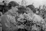 <b>Валентин Зубков и Татьяна Самойлова в фильме «Летят журавли» (1957)</b><br>
В конце фильма Вероника дарит цветы солдатам на Белорусском вокзале. После Победы в 1945 году на Белорусский вокзал ежедневно прибывали поезда с воинами и жители Москвы приходили туда поприветствовать победителей и встретить своих близких, вернувшихся с войны.
