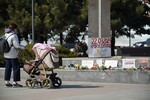 Мемориал в память о жертвах теракта в подмосковном «Крокус Сити Холле» в Мариуполе, 23 марта 2024 года