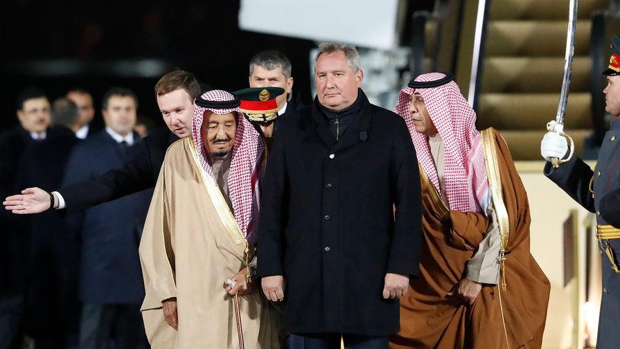 Король Саудовской Аравии Сальман Бен Абдель Азиз Аль Сауд и заместитель председателя правительства России Дмитрий Рогозин во время официальной встречи в&nbsp;аэропорту Внуково, 4&nbsp;октября 2017&nbsp;года