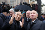 Скульптор Георгий Франгулян и президент России Владимир Путин на церемонии открытия памятника Евгению Примакову в сквере напротив здания Министерства иностранных дел в Москве, 29 октября 2019 года