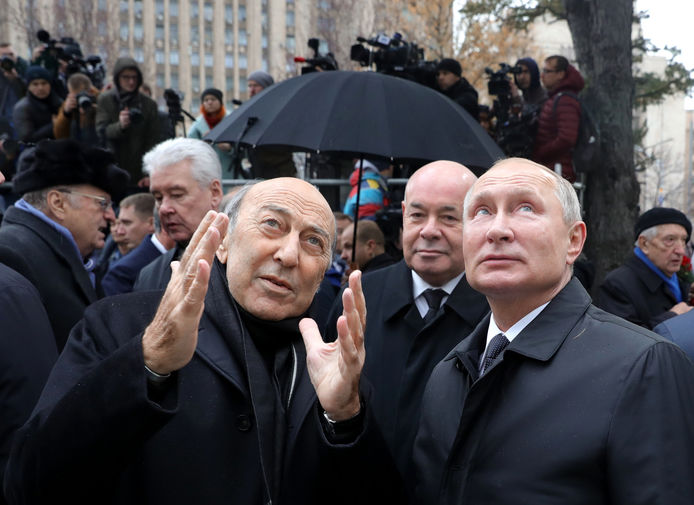 Скульптор Георгий Франгулян и президент России Владимир Путин на&nbsp;церемонии открытия памятника Евгению Примакову в&nbsp;сквере напротив здания Министерства иностранных дел в&nbsp;Москве, 29 октября 2019 года