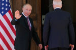 Президент России Владимир Путин и президент США Джо Байден во время встречи в рамках российско-американского саммита на вилле Ла-Гранж в Женеве, 16 июня 2021 года