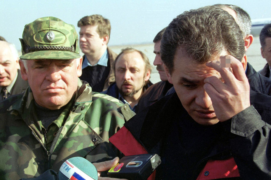 Министр МЧС Сергей Шойгу во время прибытия на&nbsp;аэродром в&nbsp;Моздоке. Слева&nbsp;- командующий объединенной группировкой федеральных войск на&nbsp;Северном Кавказе Виктор Казанцев, 1999&nbsp;год