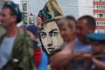 Десантники во время возложения цветов к мемориалу Воинскому братству защитников Отечества в День Воздушно-десантных войск, Бердск, Новосибирская область, 2 августа 2022 года