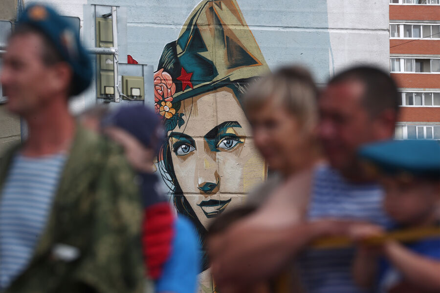 Десантники во время возложения цветов к&nbsp;мемориалу Воинскому братству защитников Отечества в&nbsp;День Воздушно-десантных войск, Бердск, Новосибирская область, 2&nbsp;августа 2022&nbsp;года