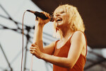 Солистка Blondie Дебби Харри во время выступления на музыкальном фестивале Dr. Pepper Central Park в Центральном парке Нью-Йорка, 9 июля 1979 года