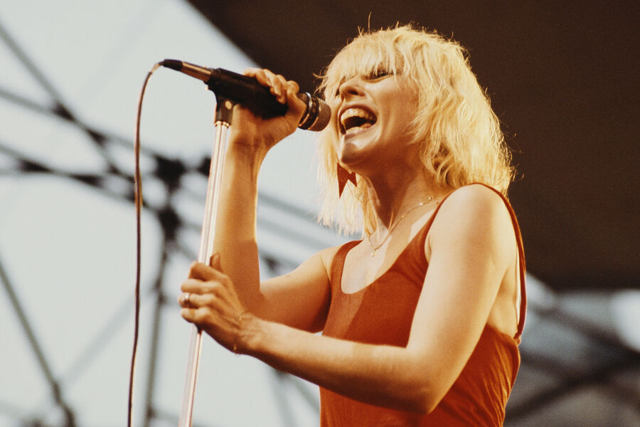 Солистка Blondie Дебби Харри во время выступления на&nbsp;музыкальном фестивале Dr. Pepper Central Park в&nbsp;Центральном парке Нью-Йорка, 9&nbsp;июля 1979&nbsp;года