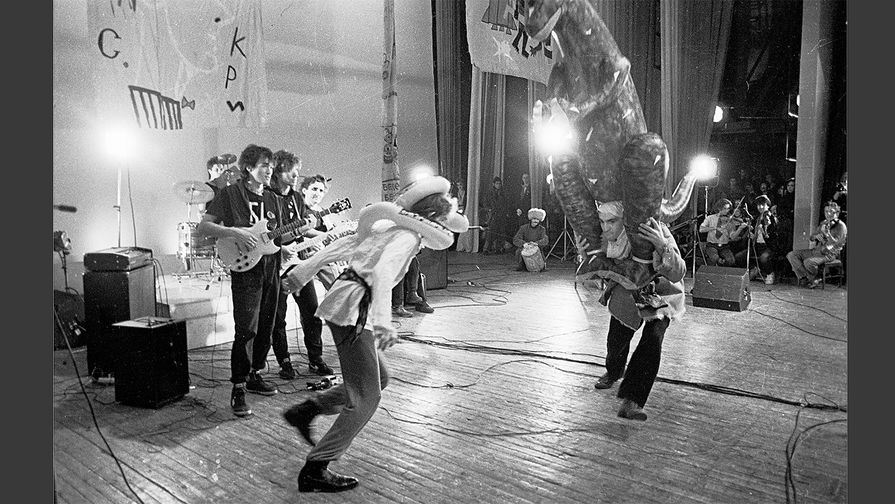 Виктор Цой выступает в составе группы «Поп-механика», 1986 год