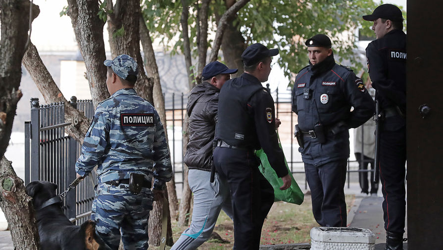 Сотрудник МВД Алексей Смирнов (в центре на&nbsp;заднем плане), обвиняемый в&nbsp;убийстве и тяжелом ранении сотрудников полиции на&nbsp;станции метро &laquo;Рязанский проспект&raquo;, перед&nbsp;рассмотрением ходатайства следствия об аресте в&nbsp;Пресненском районнм суде, 20 сентября 2019 года