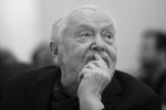 <b>Сергей Соловьев (25 августа 1944 — 13 декабря 2021).</b> Советский и российский кинорежиссер, сценарист, кинопродюсер, педагог. Народный артист РФ (1993). Снял такие культовые фильмы как «Асса» и «Черная роза — эмблема печали, красная роза — эмблема любви», а также «Нежный возраст», «Анна Каренина», «Сто дней после детства», «Дом под звездным небом», «Одноклассники» и «Мелодии белой ночи» 