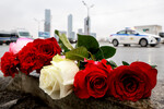 Цветы у здания концертного зала «Крокус Сити Холл», где произошла стрельба и начался пожар, 23 марта 2024 года