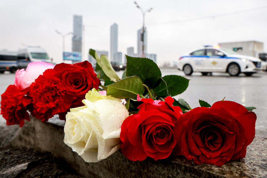 Цветы у&nbsp;здания концертного зала &laquo;Крокус Сити Холл&raquo;, где произошла стрельба и начался пожар, 23&nbsp;марта 2024&nbsp;года
