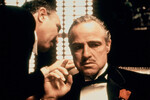 <b>«Крестный отец» (1972)</b>
<br><br>
Криминальная драма по одноименному роману Марио Пьюзо, рассказывающая историю семьи Корлеоне, стала главной киносенсацией 1972 года и сделала Фрэнсиса Форда Копполу по-настоящему знаменитым. Картина получила три премии «Оскар» и установила прокатный рекорд – «Крестный отец» переплюнул по просмотрам невероятно успешных «Унесенных ветром». 