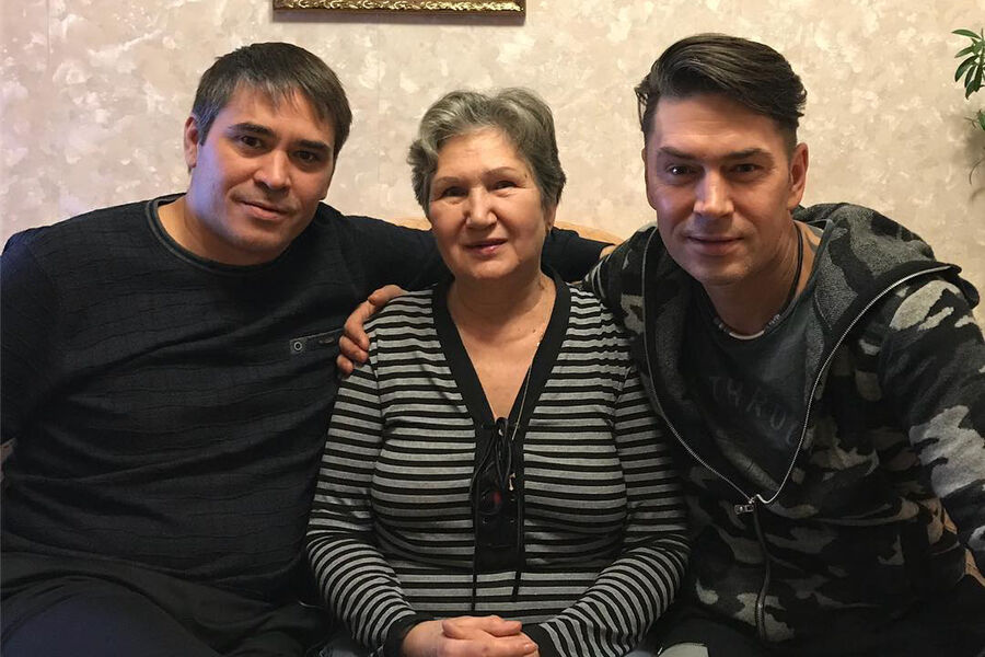 Участник группы &laquo;На-На&raquo; певец Владимир Политов (справа) со своей матерью Валентиной (в центре) в&nbsp;2017 году