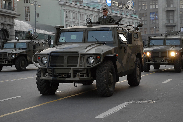 Автомобиль «Тигр» во время репетиции парада на Тверской улице в Москве