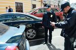 Инспекторы ГКУ «Администратор московского парковочного пространства» во время работы