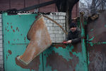 Житель города Дебальцево у&nbsp;калитки своего дома, пострадавшего в&nbsp;результате обстрелов во время боевых действий