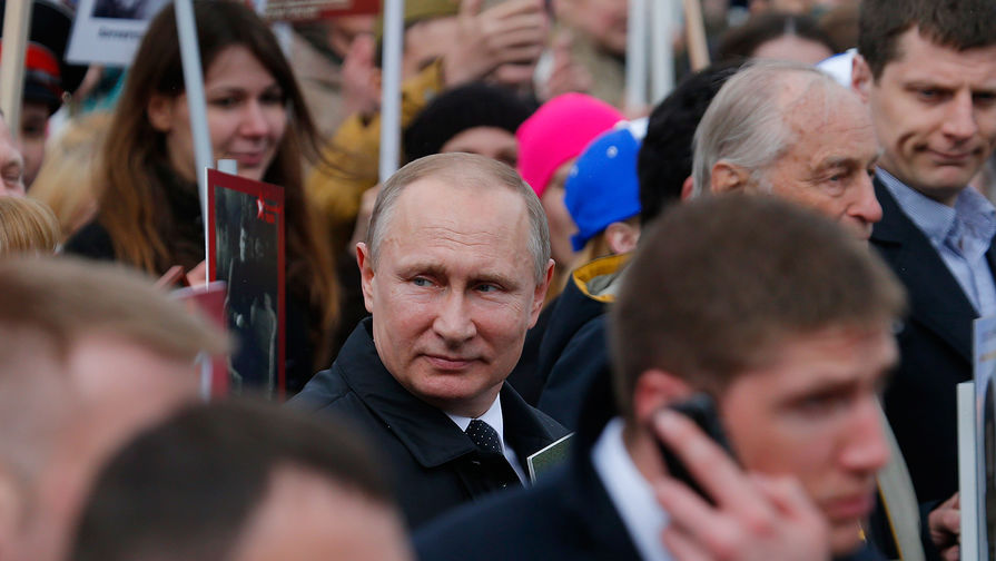 Владимир Путин принимает участие в шествии патриотической акции «Бессмертный полк» в честь 72-й годовщины Победы в Великой Отечественной войне