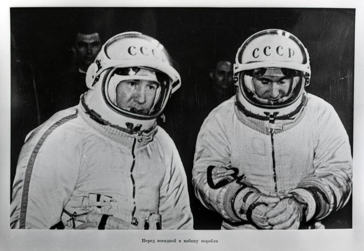 Космонавты Алексей Леонов и Павел Беляев на&nbsp;стартовой площадке космодрома &laquo;Байконур&raquo;, 18 марта 1965 года