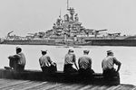 Моряки смотрят на американский линкор «Невада», 1944 год