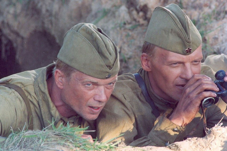 <b>«Штрафбат» (2004)</b><br>
Драматический военный сериал «Штрафбат» режиссера Николая Досталя был снят по&nbsp;одноименному роману Эдуарда Володарского &mdash; при&nbsp;создании сюжета автор использовал воспоминания солдат штрафных подразделений. Серебряков сыграл в&nbsp;сериале командира штрафного батальона Василия Степановича Твердохлебова &mdash; его назначили на&nbsp;эту должность для&nbsp;«искупления вины» после попадания в&nbsp;немецкий плен. Под&nbsp;руководство Твердохлебова попадает вор в&nbsp;законе Глымов (Юрий Степанов), а также политзаключенные ГУЛАГа Родянский (Михаил Еремеев) и Баукин (Андрей Смоляков).<br>
На&nbsp;фото: Андрей Смоляков и Алексей Серебряков в&nbsp;сериале «Штрафбат»