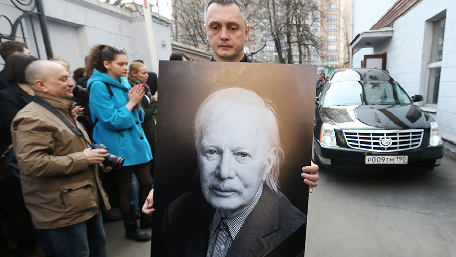 После церемонии прощания с народным артистом России Альбертом Филозовым в театре «Школа современной пьесы»