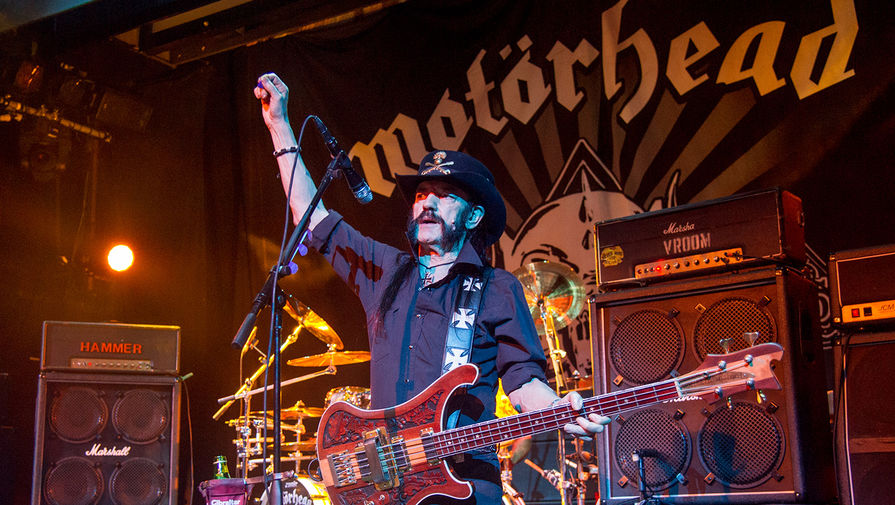 Основатель Motorhead Лемми Килмистер во время выступления в&nbsp;рамках турне Motorhead MotorBoat, 2015 год