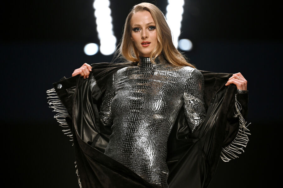 Модель демонстрирует одежду из коллекции MaisonESVE в рамках Московской недели моды в Центральном выставочном зале «Манеж», 4 марта 2024 года