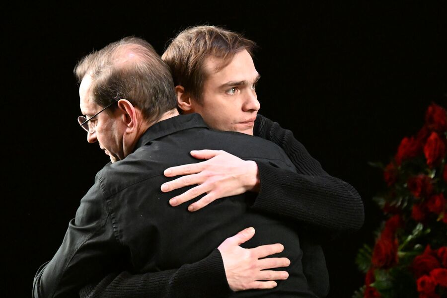 Художественный руководитель МХТ имени Чехова, актер Константин Хабенский и сын Евгении Добровольской Николай Ефремов на&nbsp;церемонии прощания с&nbsp;актрисой, 14&nbsp;января 2025&nbsp;года