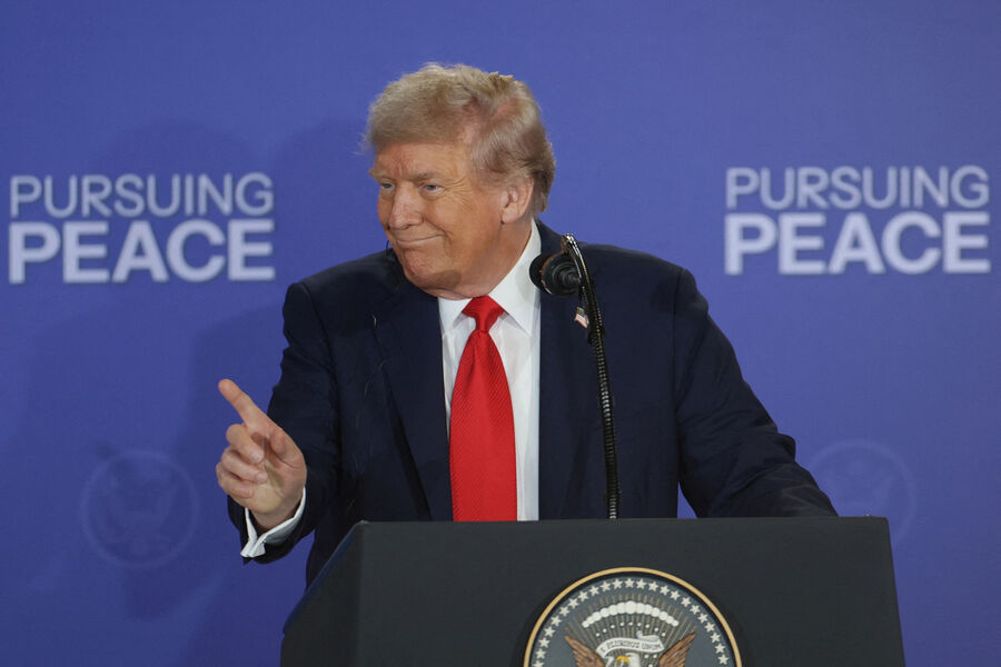Президент США Дональд Трамп во время пресс-конференции с&nbsp;президентом РФ Владимиром Путиным на&nbsp;военной базе Эльмендорф, Аляска, 16&nbsp;августа 2025&nbsp;года