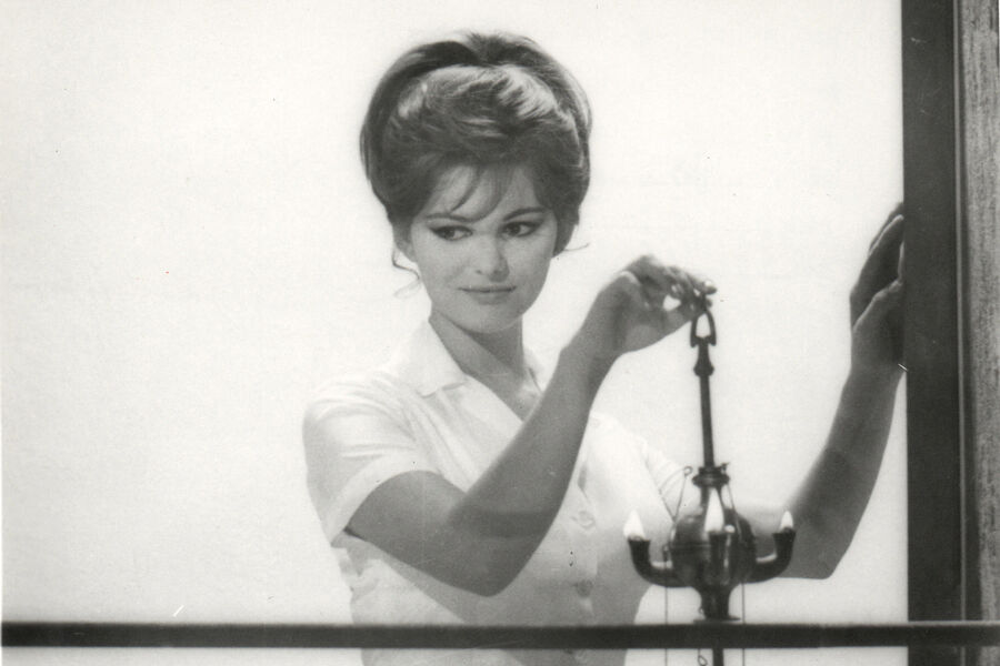 Итальянская актриса Клаудия Кардинале в&nbsp;роли медсестры в&nbsp;фильме &laquo;8 1/2&raquo; режиссера Федерико Феллини, 1963&nbsp;год 