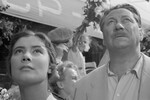 <b>Татьяна Самойлова и Василий Меркурьев в фильме «Летят журавли» (1957)</b><br>
Василий Меркурьев, исполнивший роль доктора Федора Ивановича, был самым известным на тот момент актером из всех приглашенных в картину. Меркурьев был во многом схож со своим персонажем. Василий Васильевич воспитывал не только родных дочерей, но также взял в семью детей репрессированного брата. А во время войны его жена – Ирина Мейерхольд – по дороге в эвакуацию подобрала отставших от поезда мальчика и девочку. Так что одно время в доме жили восемь детей. После войны Меркурьев в одном из интервью рассказал о детях, которых приютил в войну, и родная мать забрала их.
