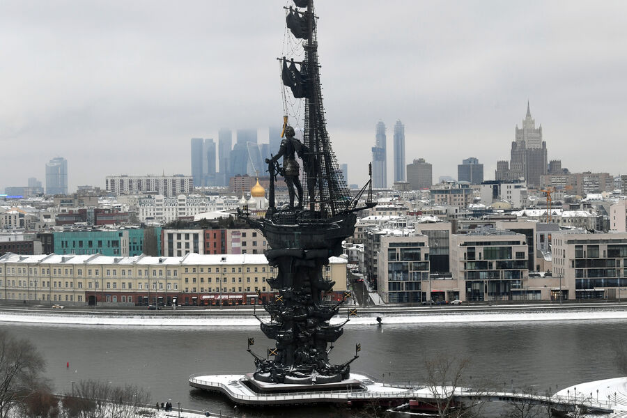 <b>Памятник &laquo;В ознаменование 300-летия российского флота&raquo; (памятник Петру I). Москва, 1997&nbsp;год</b>
<br><br>
Гигантская фигура Петра Великого (общая высота &mdash; 98&nbsp;метров, самого царя &mdash; 18&nbsp;м), стоящего на&nbsp;корабле. Бытует мнение, что скульптура &mdash; измененная статуя Колумба, которую Церетели хотел продать США, Испании и странам Латинской Америки. Сам автор это отрицает.