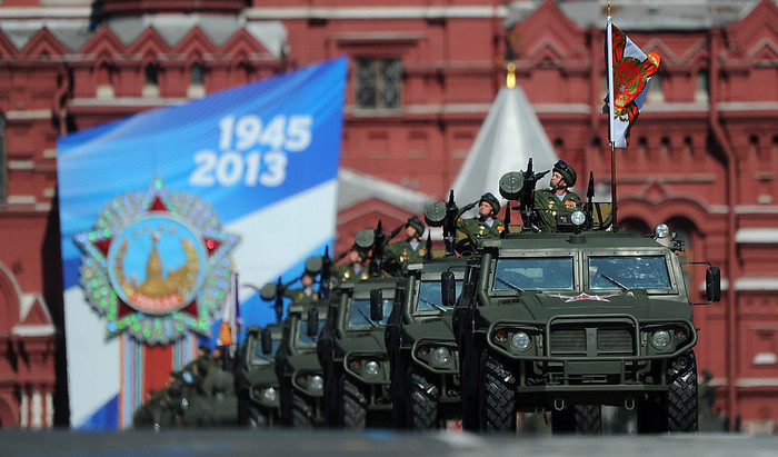 Автомобили «Тигр» во время военного парада на Красной площади