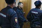 Председатель совета директоров аэропорта Домодедово Дмитрий Каменщик в здании Басманного суда Москвы, который рассматривает ходатайство следствия о его аресте. Каменщику предъявлено обвинение в совершении преступления, предусмотренного ч. 3 ст. 238 УК России (выполнение работ или оказание услуг, не отвечающих требованиям безопасности, повлекшее по неосторожности смерть двух или более лиц)