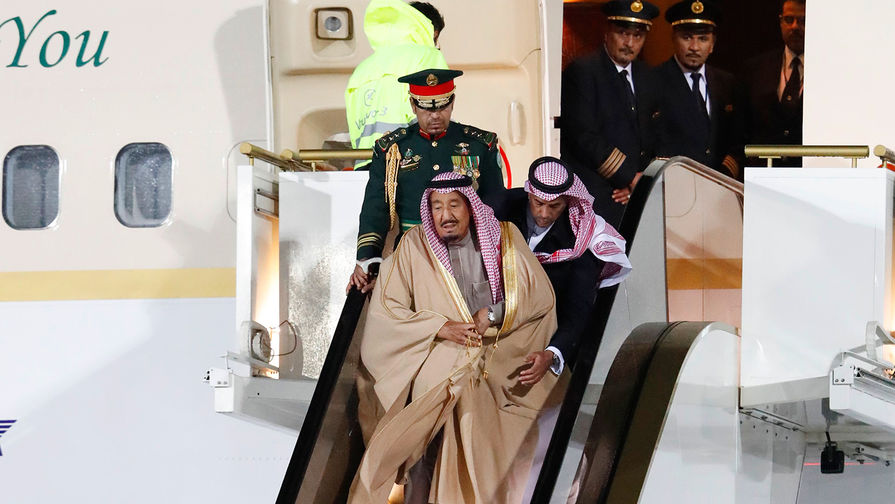 Король Саудовской Аравии Сальман Бен Абдель Азиз Аль Сауд во время официальной встречи в&nbsp;аэропорту Внуково, 4&nbsp;октября 2017&nbsp;года