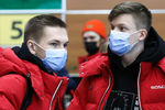 Фигуристы Михаил Коляда и Евгений Семененко перед вылетом в международном аэропорту Шереметьево, 20 марта 2020 года