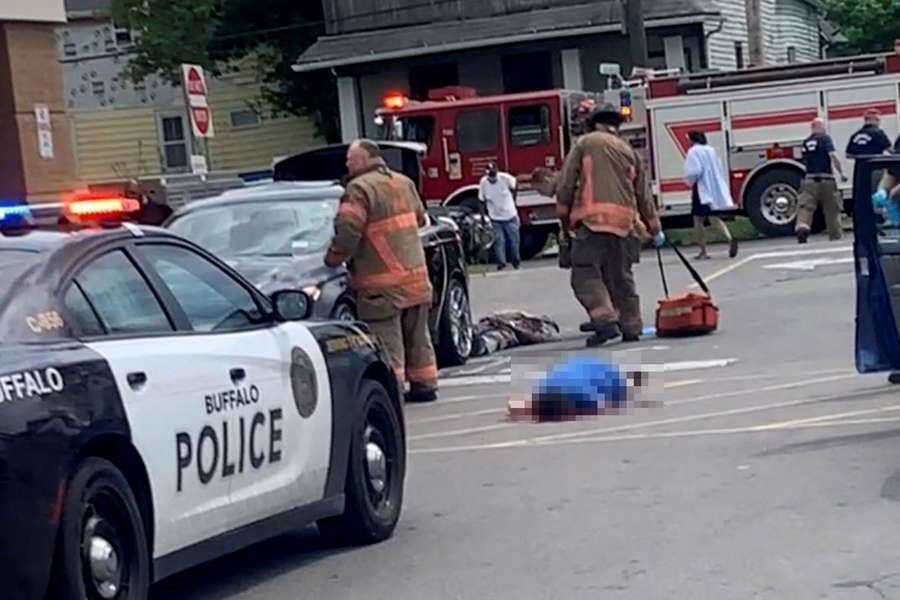 На&nbsp;месте стрельбы у&nbsp;супермаркета TOPS в&nbsp;Буффало, 14&nbsp;мая 2022&nbsp;года