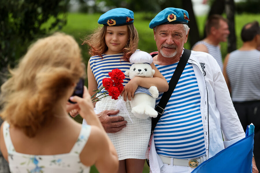 Десантник с&nbsp;семьей во время мероприятия в&nbsp;День Воздушно-десантных войск у&nbsp;памятника приморцам, погибшим в&nbsp;ходе локальных войн и военных конфликтов, в&nbsp;парке Победы, Владивосток, 2&nbsp;августа 2022&nbsp;года