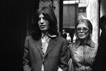 Солист группы The Rolling Stones Мик Джаггер и его девушка Марианна Фейтфулл во время задержания полицией по обвинению в хранении наркотиков, 29 мая 1969 года