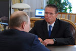 Президент России Владимир Путин во время встречи в Ново-Огарево с Алексеем Улюкаевым, назначенным министром экономического развития, 24 июня 2013 года